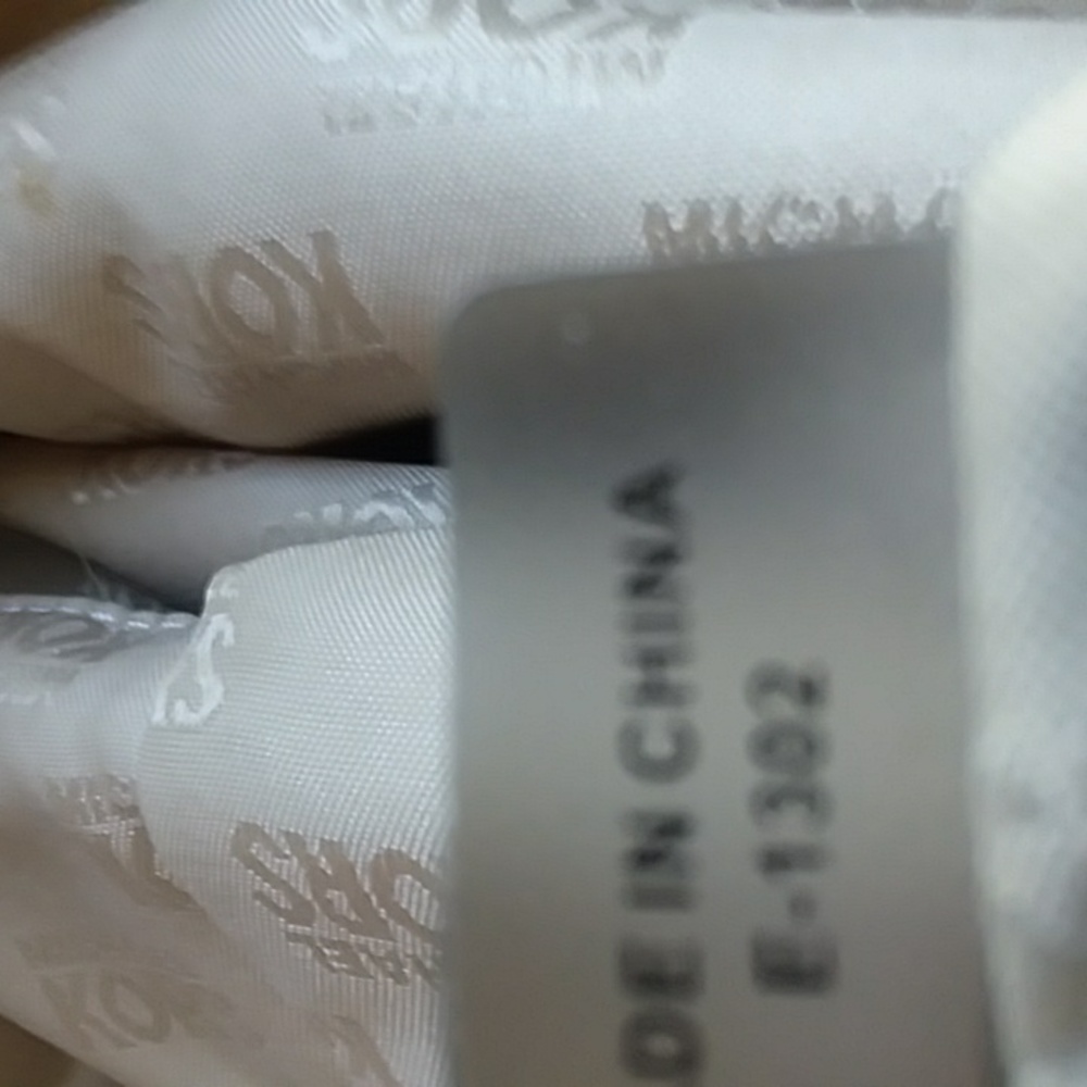 Michael Kors Excellent Condition Soft Off White Pebble Leather - Picture 10 of 12